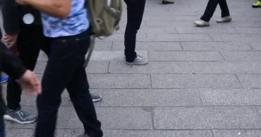 Asakusa'da taş döşeli yolda yürüyen insanların vücut parçaları