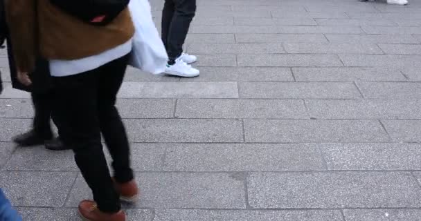 Partes del cuerpo de personas que caminan en el camino pavimentado de piedra en Asakusa — Vídeos de Stock