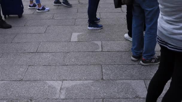 Lichaamsdelen van mensen wandelen op de geplaveide weg in Asakusa — Stockvideo