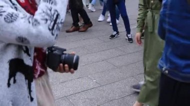 Asakusa'da taş döşeli yolda yürüyen insanların vücut parçaları