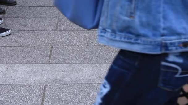 Parties du corps de personnes marchant sur la route pavée de pierre à Asakusa — Video