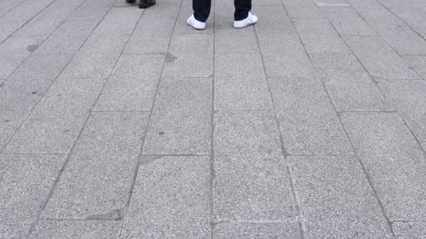 浅草の石畳道で歩く人の体の一部 — ストック動画