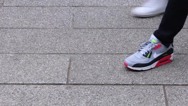 Körperteile von Spaziergängern an der gepflasterten Straße in Asakusa — Stockvideo