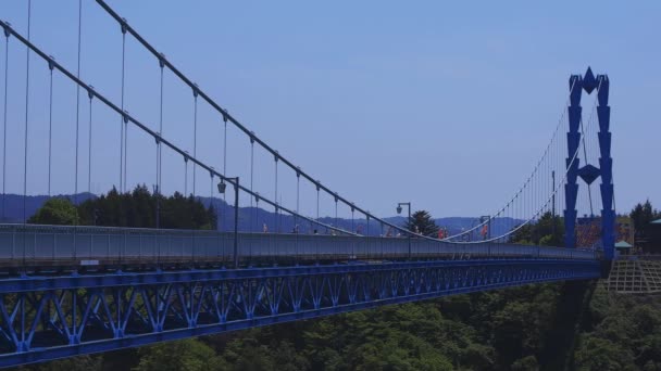 Riachos de carpa em Ryujin grande ponte em Ibaraki ensolarado durante o dia — Vídeo de Stock