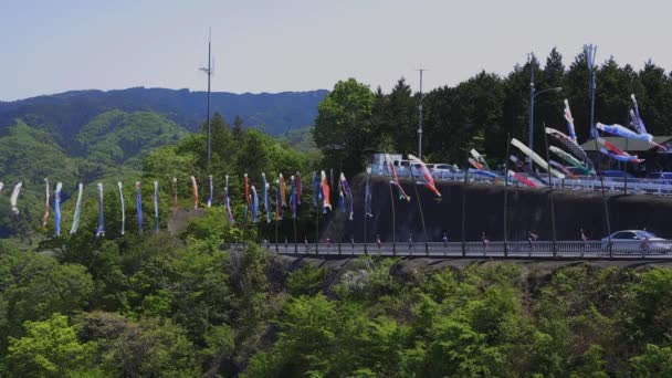 Carpa streamers em Ryujin grande ponte em Ibaraki dia ensolarado tiro largo — Vídeo de Stock