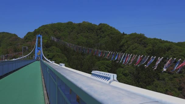 Carpa streamers em Ryujin grande ponte em Ibaraki dia ensolarado tiro largo — Vídeo de Stock