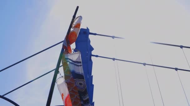 Carp streamers di jembatan Ryujin di siang hari Ibaraki cerah — Stok Video