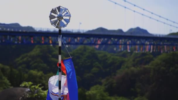 Riachos de carpa em Ryujin grande ponte em Ibaraki ensolarado durante o dia — Vídeo de Stock