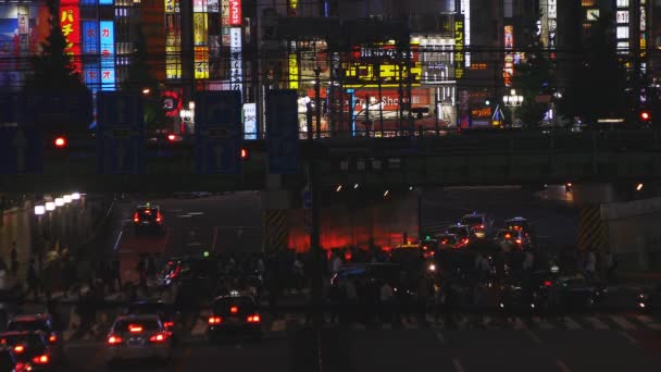 东京新宿商业城铁路附近的十字路口 — 图库视频影像