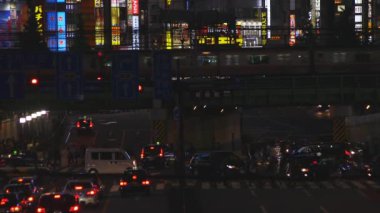 Gece Shinjuku Tokyo iş kasabasında demiryolu yakınında geçiş