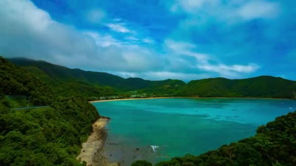 아마미 오시마 가고시마의 푸른 바다 근처 의 산책로의 타임랩스 — 비디오