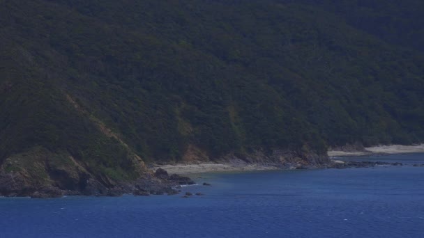 Manenzaki promontorio cerca del océano azul en Amami oshima Kagoshima tiro ancho — Vídeos de Stock