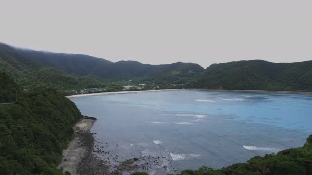 Manenzaki promontorio cerca del océano azul en Amami oshima Kagoshima tiro ancho — Vídeo de stock