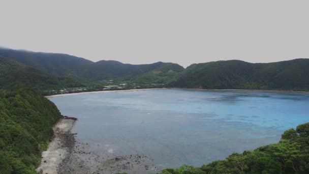 Manenzaki Vorgebirge in der Nähe des blauen Ozeans in amami oshima kagoshima Weitschuss — Stockvideo