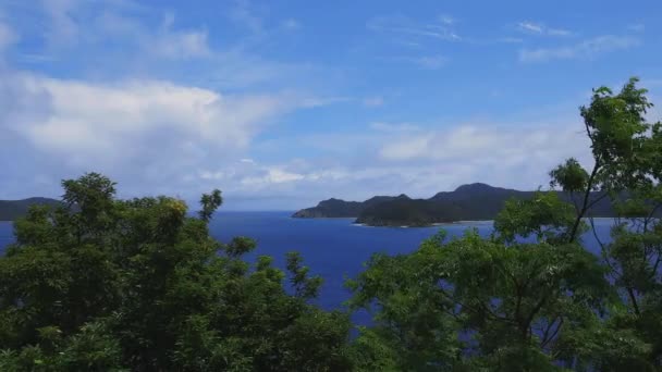 Manenzaki hegyfokot közelében a kék óceán Amami Oshima Kagoshima széles lövés — Stock videók