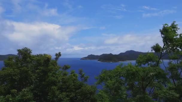 Manenzaki promontorio cerca del océano azul en Amami oshima Kagoshima tiro ancho — Vídeo de stock