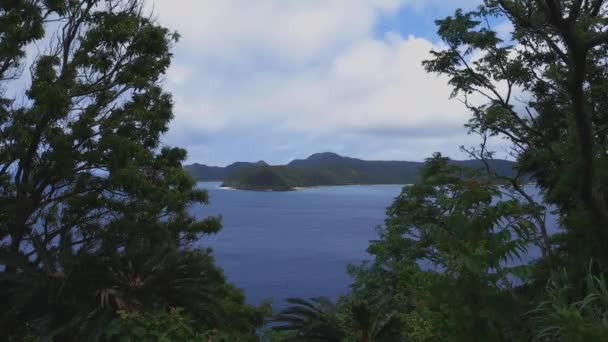 Manenzaki promontorio cerca del océano azul en Amami oshima Kagoshima tiro ancho — Vídeo de stock