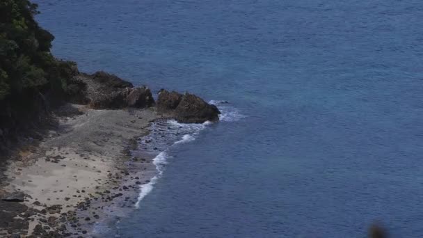 Manenzaki promontorio cerca del océano azul en Amami oshima Kagoshima tiro ancho — Vídeos de Stock