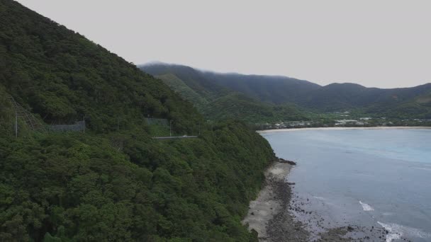 Manenzaki promontorio cerca del océano azul en Amami oshima Kagoshima tiro ancho — Vídeo de stock
