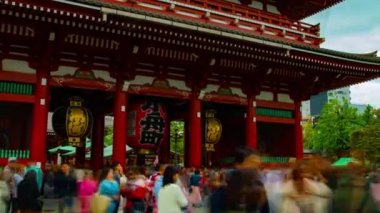 Asakusa Tokyo geniş atış Sensouji tapınağında ana eski moda kapı bir timelapse