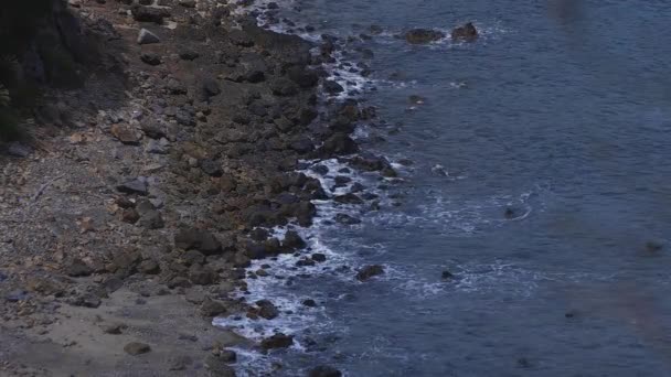 Manenzaki promontorio cerca del océano azul en Amami oshima Kagoshima tiro ancho — Vídeos de Stock