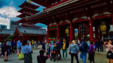 Asakusa Tokyo geniş atış Sensouji tapınağında ana eski moda kapı bir timelapse