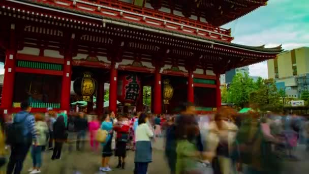 Une timelapse de la porte principale à l'ancienne au temple Sensouji à Asakusa Tokyo plan large — Video