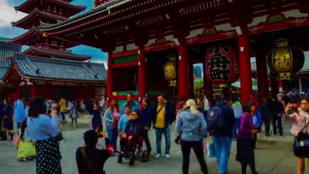 Une timelapse de la porte principale à l'ancienne au temple Sensouji à Asakusa Tokyo plan large — Video