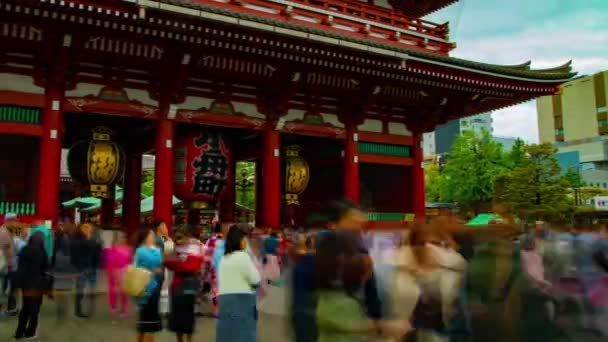 Ein Zeitraffer des altmodischen Haupttores am Sensouji-Tempel in asakusa Tokyo-Weitschuss — Stockvideo