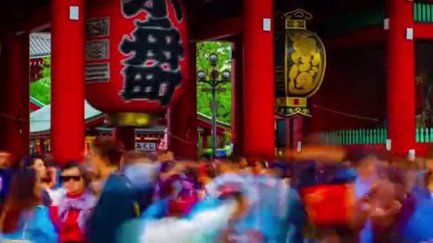 Un timelapse de la puerta principal a la antigua en el templo Sensouji en Asakusa Tokio tiro ancho — Vídeo de stock