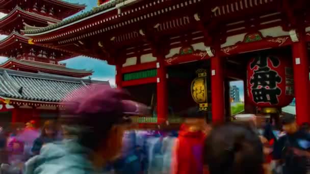 A timelapse of main old fashioned gate at Sensouji temple in Asakusa Tokyo wide shot — Stock Video