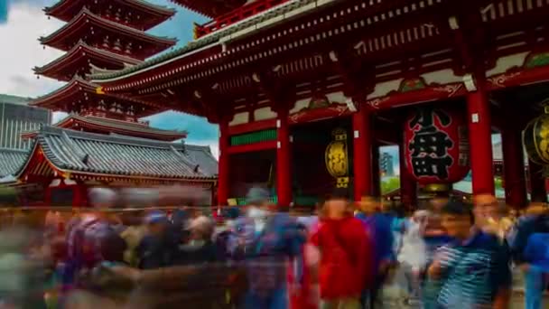 Een timelapse van de belangrijkste ouderwetse poort bij Sensouji-tempel in Asakusa Tokyo Wide shot — Stockvideo