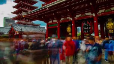 Asakusa Tokyo geniş atış Sensouji tapınağında ana eski moda kapı bir timelapse
