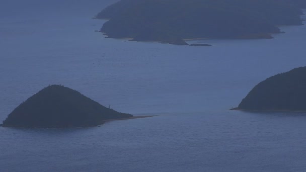 Takachiyama Ακρωτήρι κοντά στον γαλάζιο ωκεανό σε Amami Οσίμα Καγκοσίμα υψηλή γωνία — Αρχείο Βίντεο