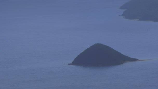 Takachiyama promontorio cerca del océano azul en Amami oshima Kagoshima ángulo alto — Vídeos de Stock