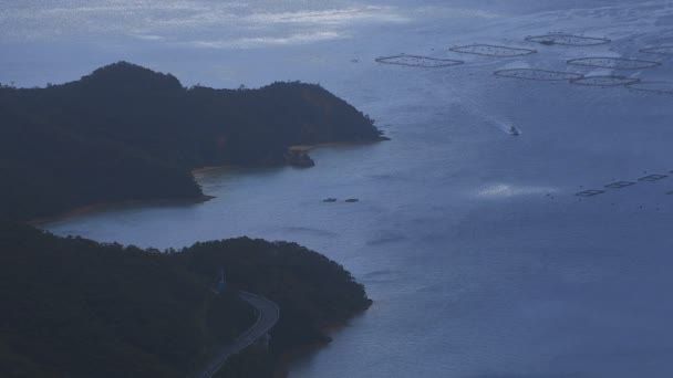 Takachiyama promontorio cerca del océano azul en Amami oshima Kagoshima ángulo alto — Vídeo de stock