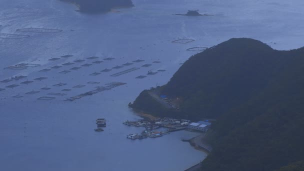 Takachiyama promontorio cerca del océano azul en Amami oshima Kagoshima ángulo alto — Vídeo de stock