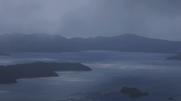 Takachiyama Ακρωτήρι κοντά στον γαλάζιο ωκεανό σε Amami Οσίμα Καγκοσίμα υψηλή γωνία — Αρχείο Βίντεο