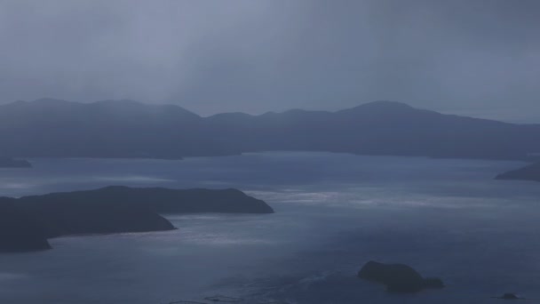 Takachiyama promontorio cerca del océano azul en Amami oshima Kagoshima ángulo alto — Vídeo de stock