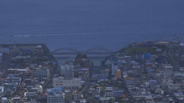 Promontório de Takachiyama perto do oceano azul em Amami oshima Kagoshima ângulo alto — Vídeo de Stock