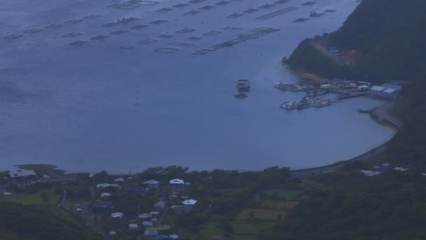 Takachiyama promontorio cerca del océano azul en Amami oshima Kagoshima ángulo alto — Vídeos de Stock