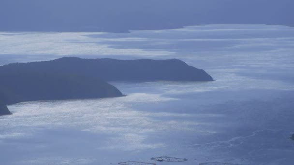 Takachiyama Ακρωτήρι κοντά στον γαλάζιο ωκεανό σε Amami Οσίμα Καγκοσίμα υψηλή γωνία — Αρχείο Βίντεο