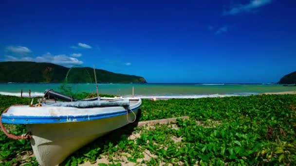 Een timelapse van het blauwe strand in de buurt van de boot in Kuninao in Amami Oshima Kagoshima — Stockvideo