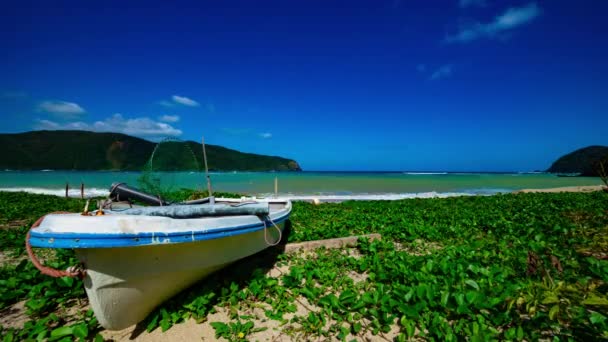 Uma timelapse da praia azul perto do barco em Kuninao em Amami oshima Kagoshima — Vídeo de Stock