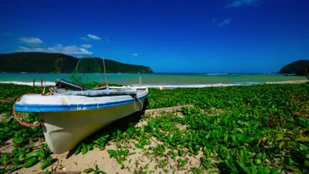 Хронология синего пляжа рядом с лодкой в Кунинао в Амами Осима Кагосима — стоковое видео