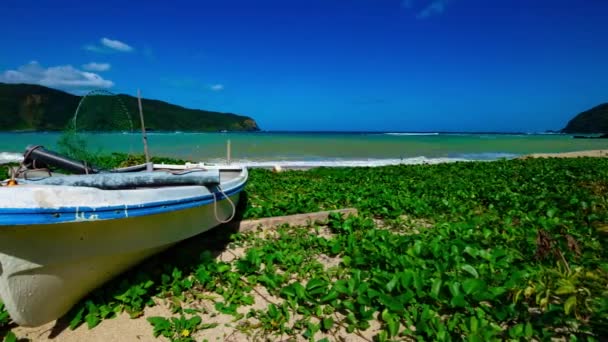 A TimeLapse a kék strand mellett a hajó Kuninao a Amami Oshima Kagoshima — Stock videók