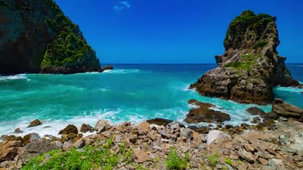 A TimeLapse a Tokuhama szikla közelében, a kék óceán Amami Oshima Kagoshima — Stock videók