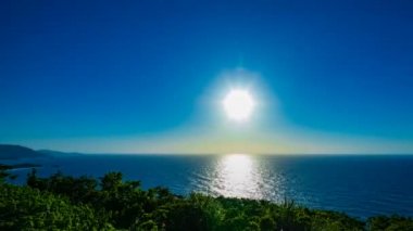 Amami oshima Kagoshima Mineyama promontory de panoramik okyanusta gün batımı bir timelapse