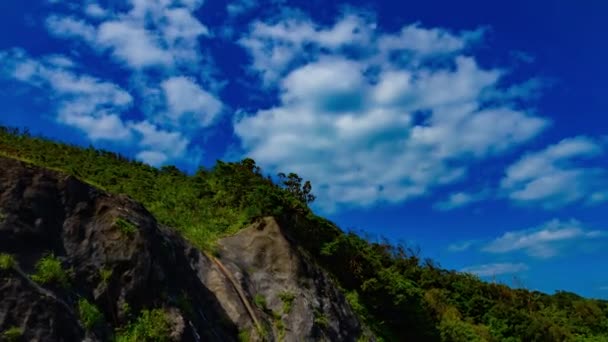 En Timelapse av udden bakom den blå himlen i Amami Oshima — Stockvideo