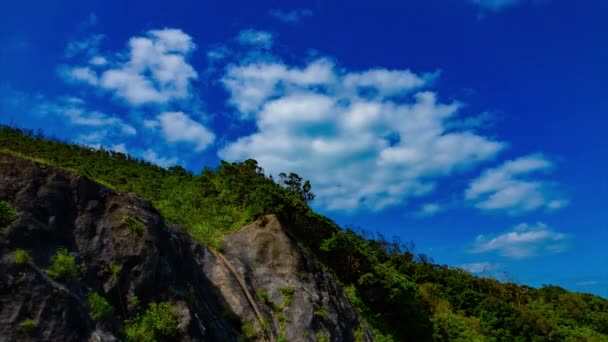 A TimeLapse a hegyfokot mögött a kék eget Amami Oshima — Stock videók